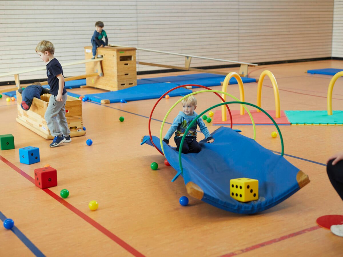 Bewegungsspiele in der Kindergarten-Turnhalle: Mehr als nur Toben!