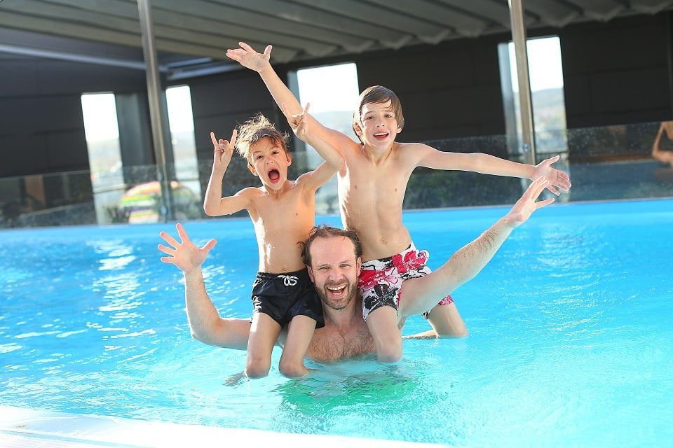 Schwimmen im Sportunterricht oder der Freizeit: 7 passende Spiele im Wasser