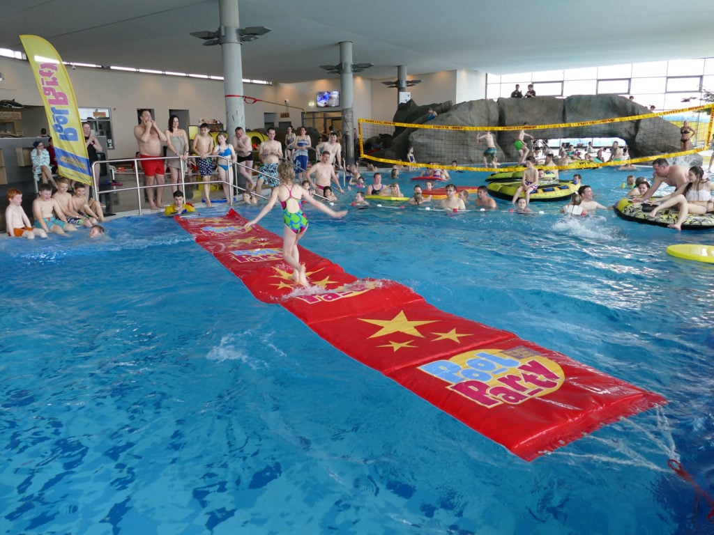 Staffellauf beim Schwimmen: Spiele im Wasser für Erwachsene & Kinder