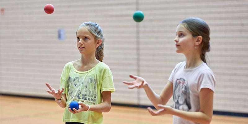 Koordinationsspiele sind ein guter Weg um Kindern die grundlegenden koordinativen Fähigkeiten nahezubringen