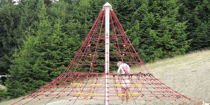 Cheops-Kletterpyramide auf dem Spielplatz