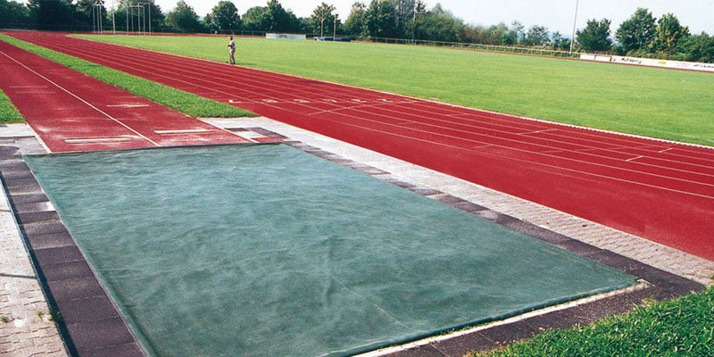 Ausstattung für den Sportplatz beinhaltet auch stationäre Anlagen