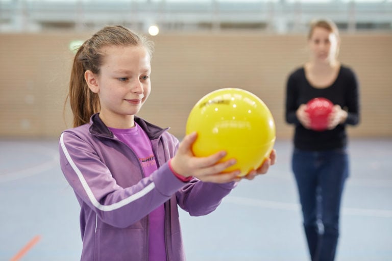 Fangen lernen von Bällen - Grundlagen & Übungen | Kübler Sport Magazin