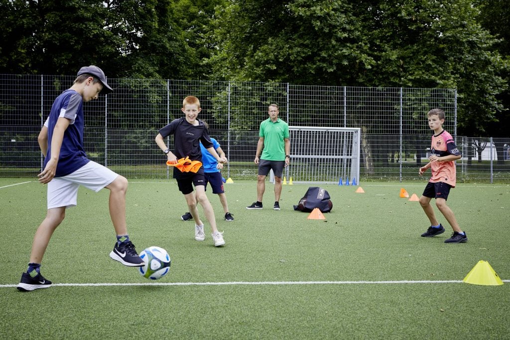 Jungs spielen Fußball