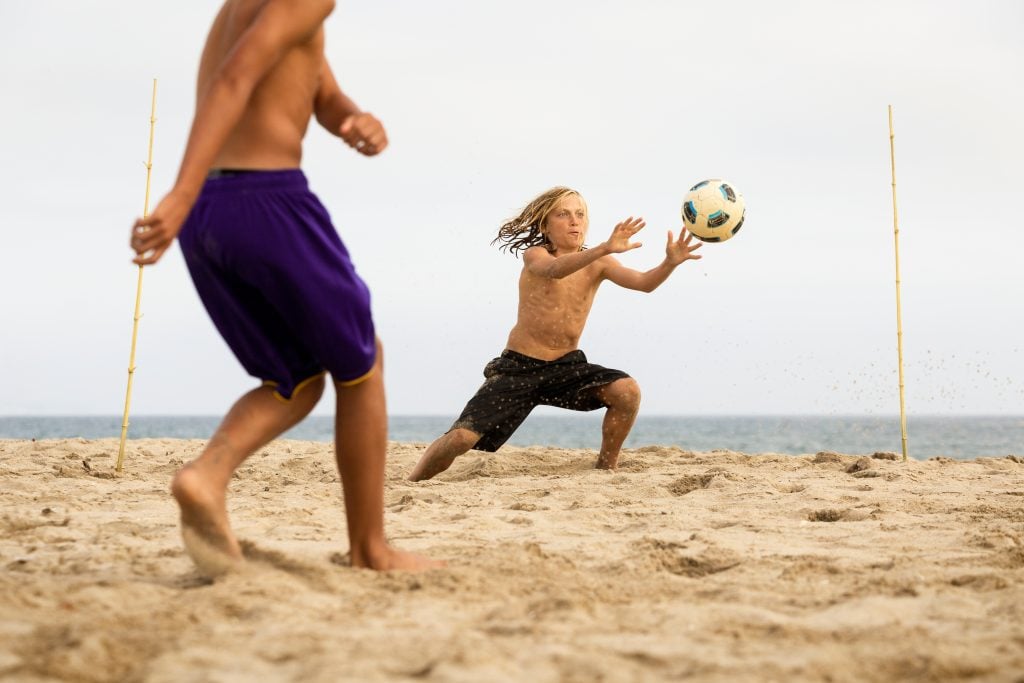 Freunde, die Beachsoccer spielen