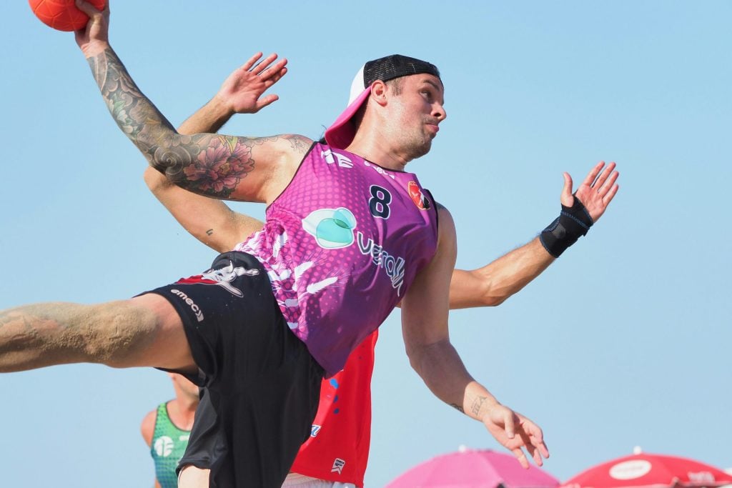 Mann beim Beach Handball