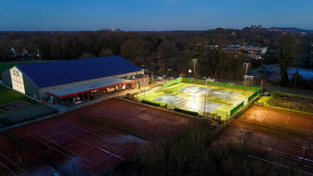 Tennisplatz mit Flutlicht
