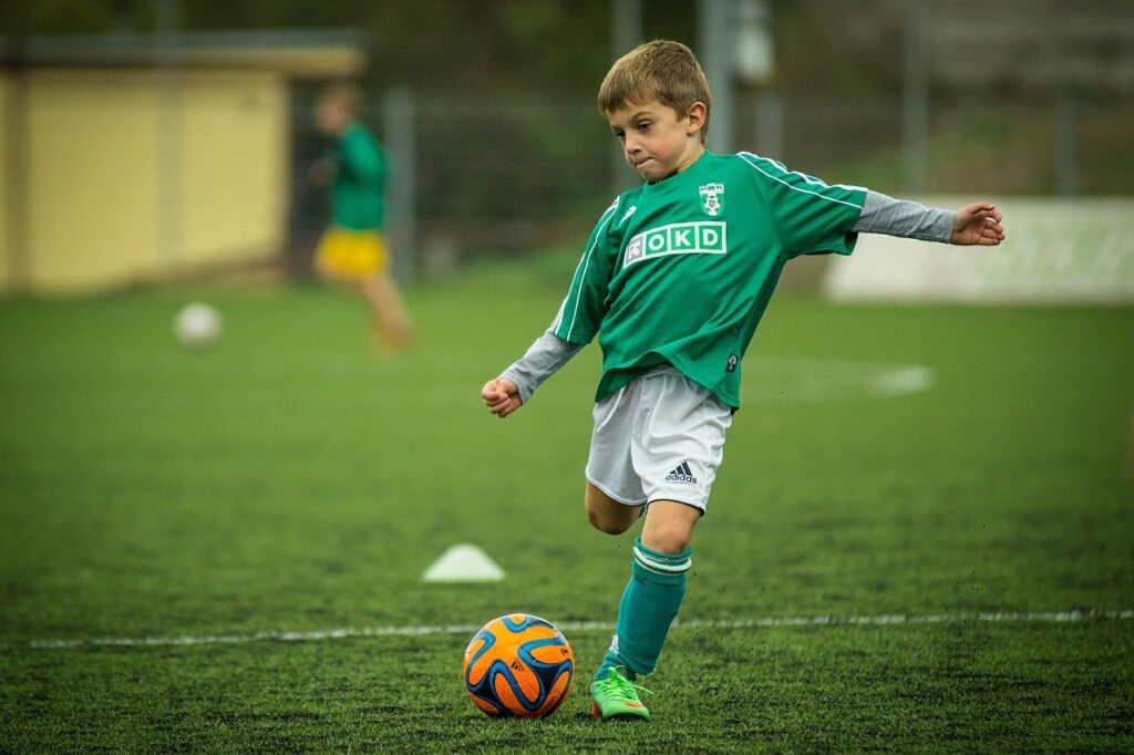Junge spielt Fußball
