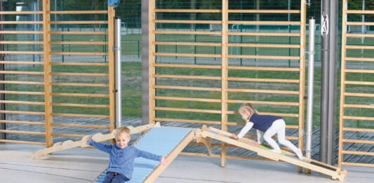Sprossenwand Rutsche