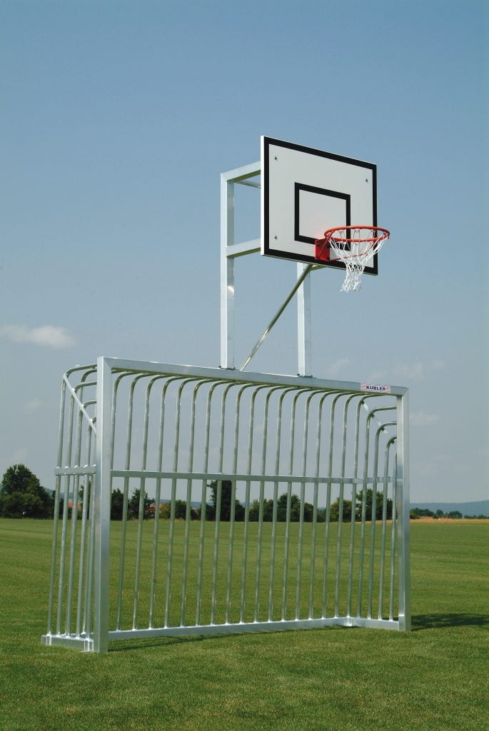 Bolzplatztor mit Basketball-Übungsanlage