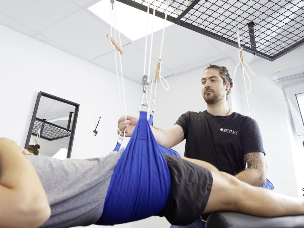 Schlingentherapie durchgeführt von Physiotherapeut
