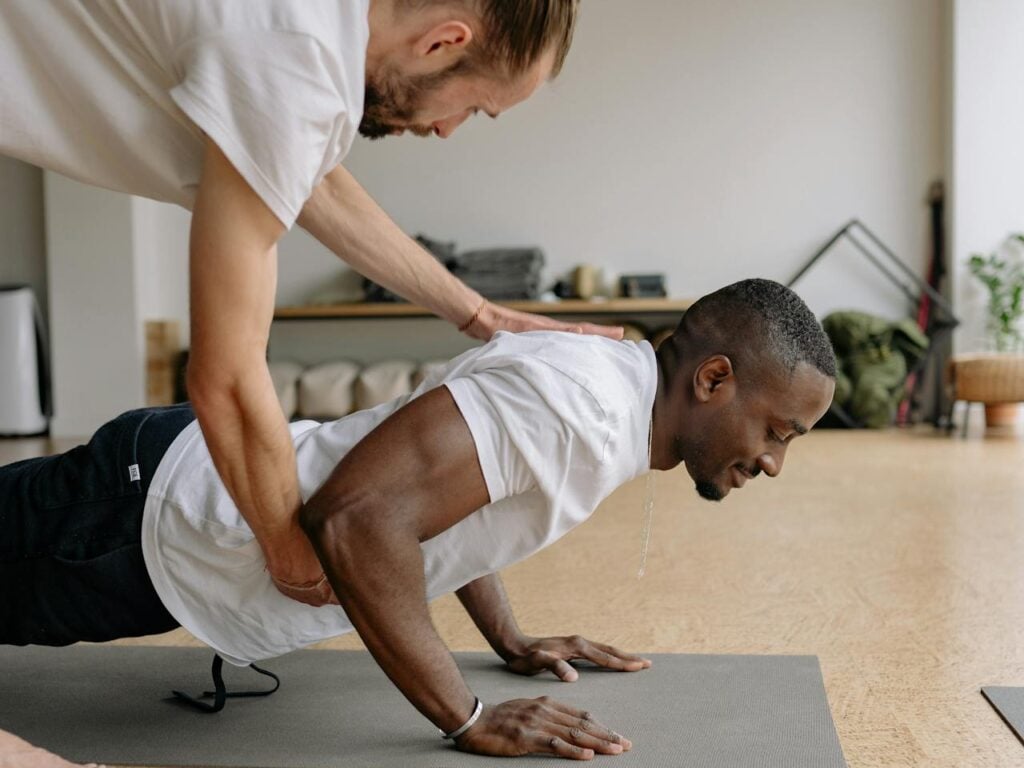 Liegestütz Korrektur durch Trainer