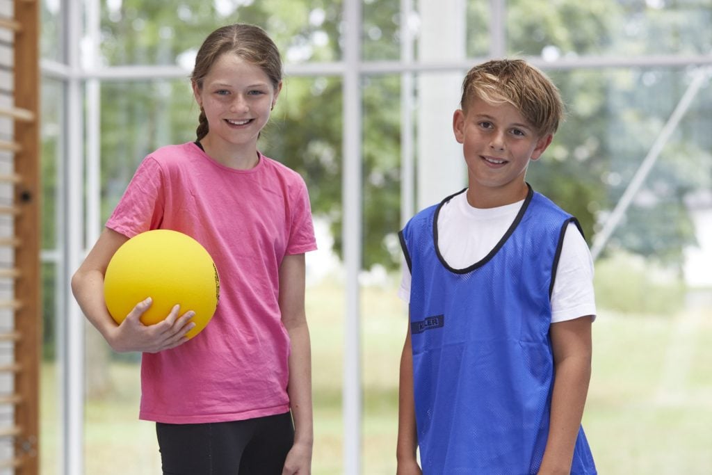 Schulkinder in Sporthalle mit Softball