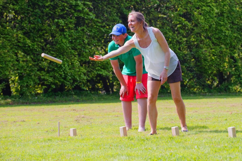 Kubb Spiel mit der Familie