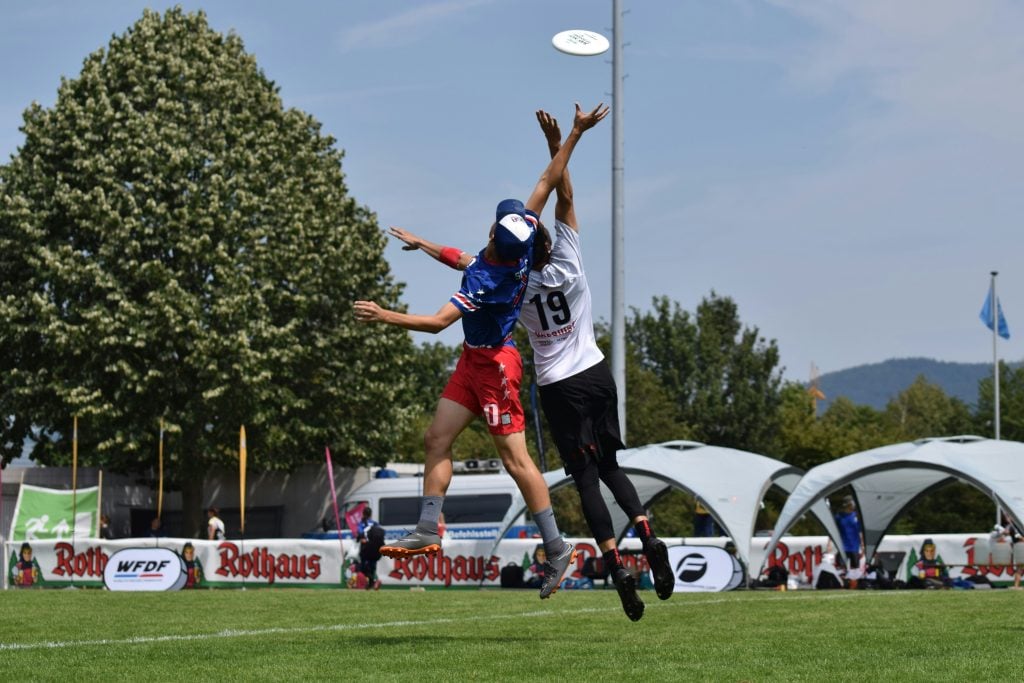 Ultimate Frisbee Wettkampf auf Sportplatz