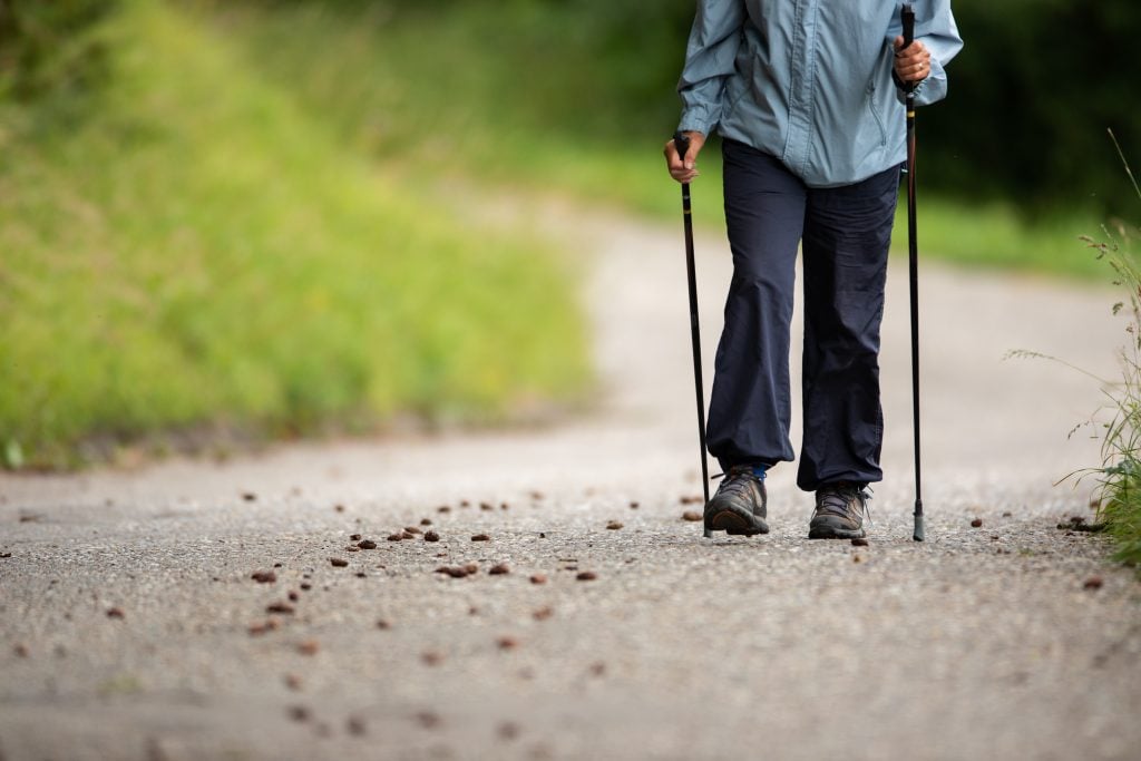 Person beim Nordic Walking
