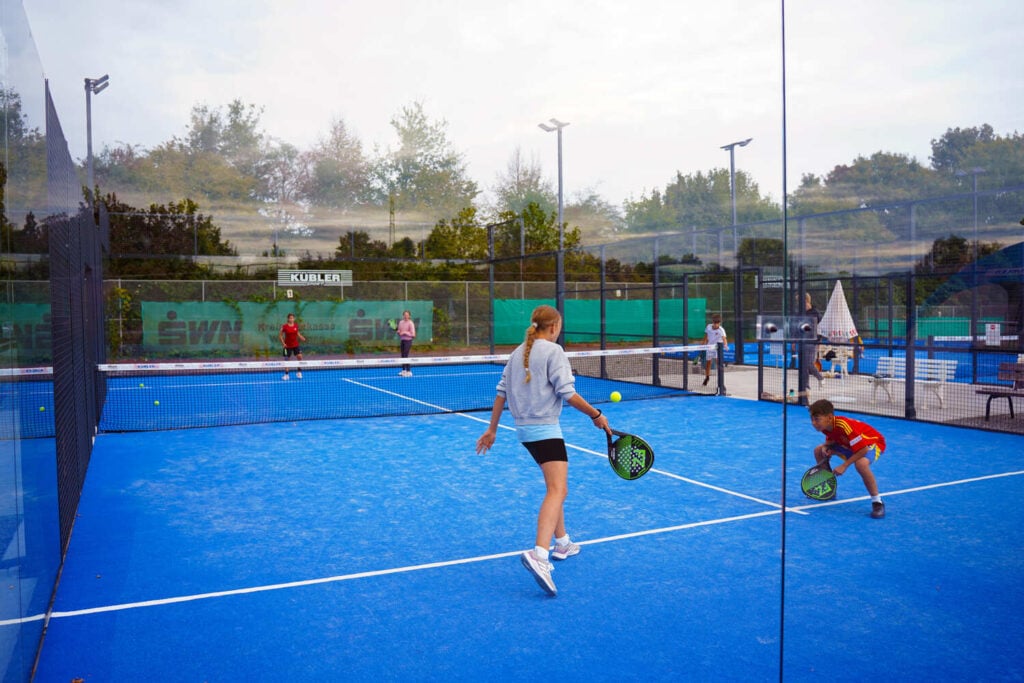 Kinder spielen Padel