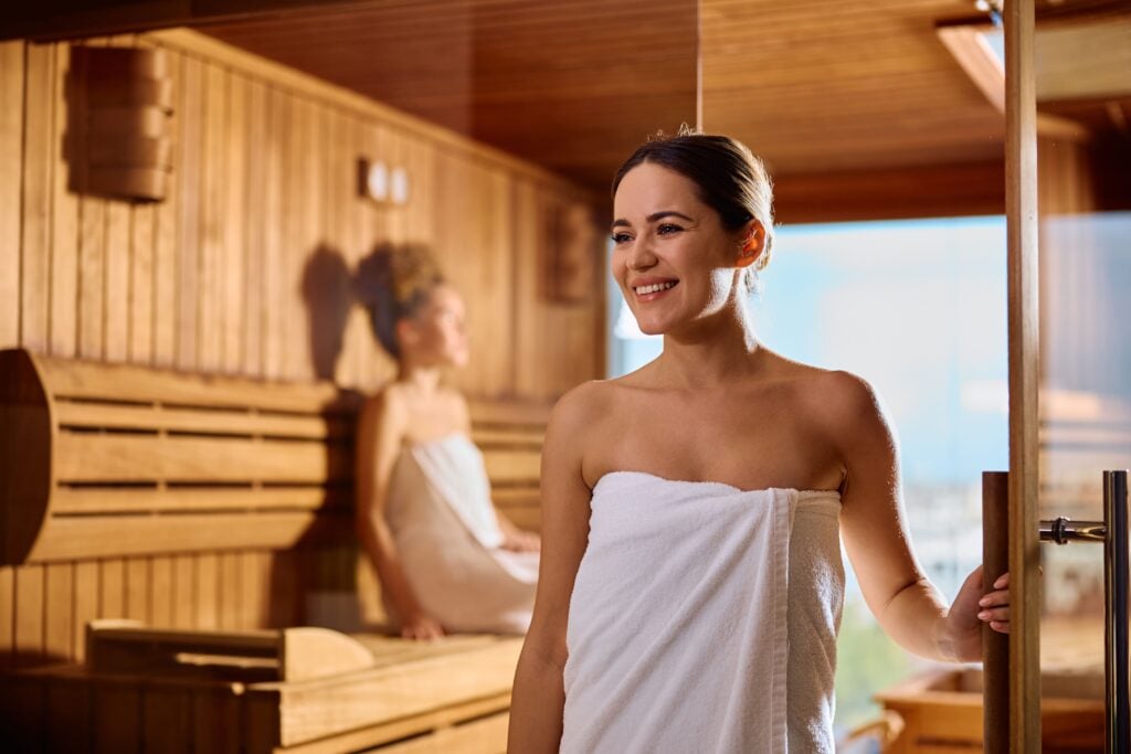Frau verlässt Sauna