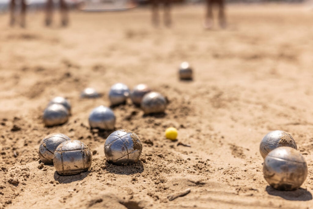 Boule-Kugeln im Sand
