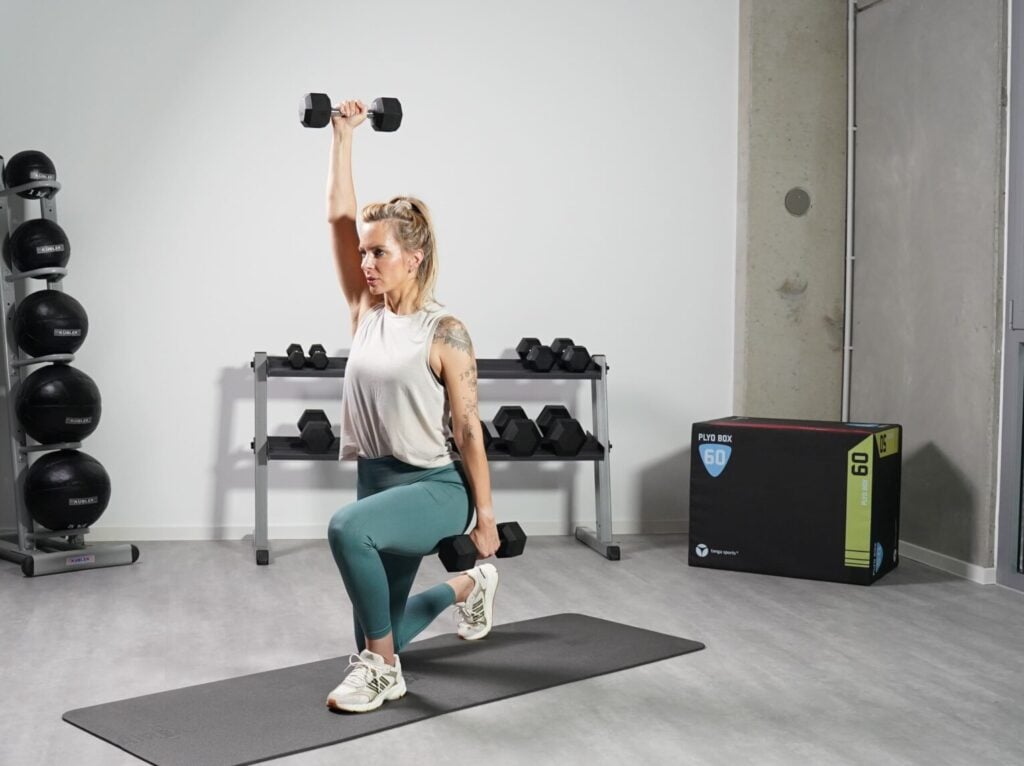 Ausfallschritte mit Kurzhanteln (Overhead Lunges)