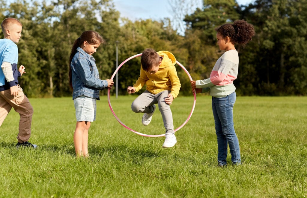 Gruppe Kinder beim Spielen im Freien