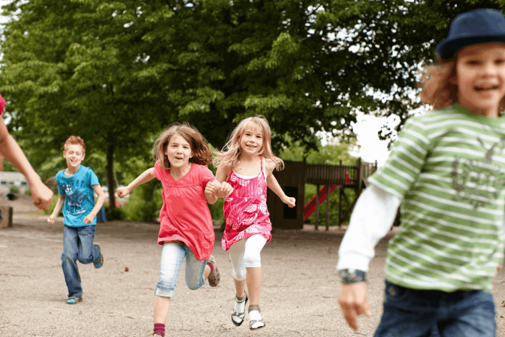 Spielende Kinder auf dem Pausenhof in der Ferienbetreuung