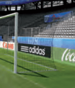 Freie Netzaufhängung an einem Großfeldtor auf einem Rasen in einem Stadion