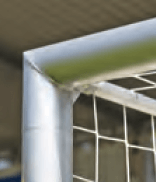 Ausschnitt von vollverschweißten Gehrungen eines Fußballtorrahmen auf einem Sportplatz