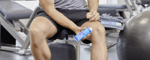 Kühlspray online kaufen für Anlagenausstattung im Kübler Sport Onlineshop Mann verwendet Kühlspray zur schnellen Hautkühlung bei Prellung