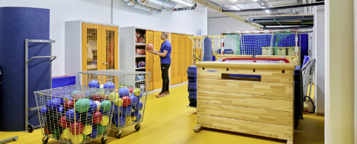 Sportschrank online kaufen im Kübler Sport Onlineshop Abbildung eines Sportschranks für die professionelle Ausstattung von Sportanlagen und Umkleideräumen