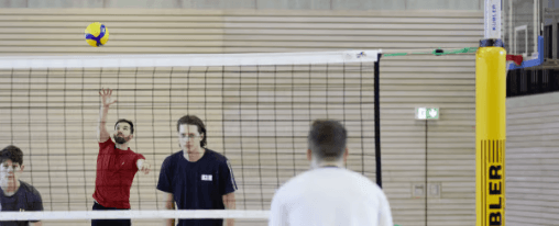 S&auml;ulenschutzpolster an einem Hallenpfosten, zuverl&auml;ssiger Schutz f&uuml;r Sporthallen in der Anlagenausstattung