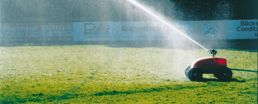 Moderne Sportplatzbew&auml;sserung mit Versenkregnern auf einem gepflegten Fu&szlig;ballplatz f&uuml;r Anlagenausstattung