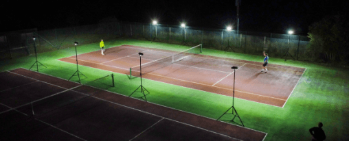 Mobile Flutlichtanlage mit Lichtmast und LED-Strahlern zur flexiblen Ausleuchtung eines Sportplatzes