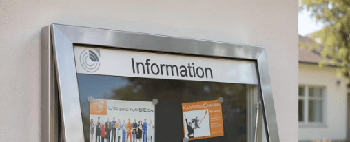 Abschlie&szlig;barer Schaukasten aus Aluminium mit Sicherheitsglas und Standbeinen zur Informationspr&auml;sentation auf dem Betriebsgel&auml;nde