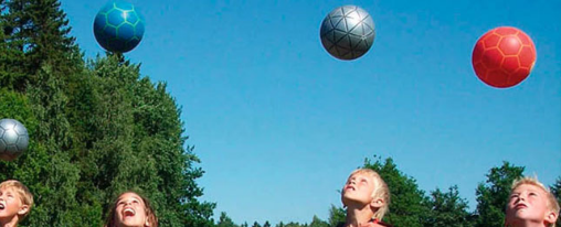Soft Fußball online kaufen bei Kübler Sport Bunter Soft Fußball für sicheres und vielseitiges Spielen im Innen- und Außenbereich, ideal für Training, Freizeit und Schule