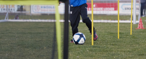 Trainingsbälle Fußball online kaufen im Kübler Sport Onlineshop Verschiedene Trainingsbälle Fußball für Fußballtraining und Vereinsbedarf auf einem Kunstrasenplatz