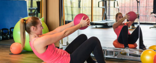 Gewichtsball online kaufen im Kübler Sport Onlineshop Gewichtsball in verschiedenen Ausführungen für Training, Schule und Verein auf einem Hallenboden