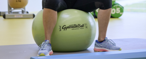 Sitzball im Kübler Sport Onlineshop kaufen Mehrere hochwertige Sitzbälle in verschiedenen Farben als flexible Sitzgelegenheit im Büro und Alltag