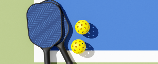 Mehrere Pickleball B&auml;lle f&uuml;r Training, Freizeit und Turniere auf einem Spielfeld &ndash; Auswahl hochwertiger B&auml;lle f&uuml;r Pickleball