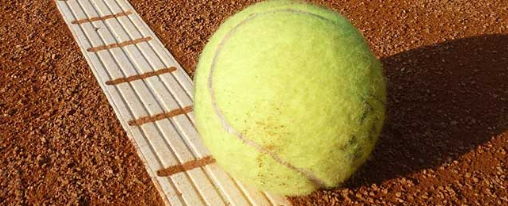Tennisbälle online kaufen im Kübler Sport Onlineshop Verschiedene Tennisbälle für Training, Freizeit und Wettkampf auf einem Tennisplatz