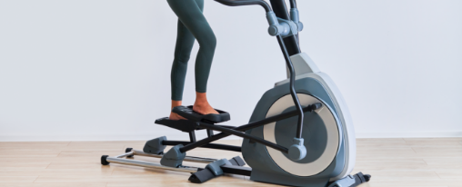 Zwei Personen auf einem Crosstrainer bzw. Fitnessrad im Fitnessstudio