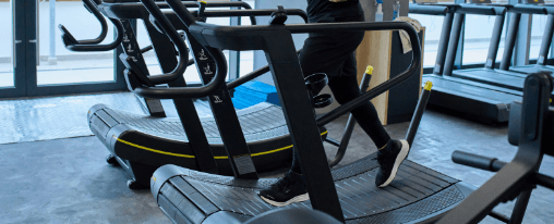 Motorloses gebogenes Laufband f&uuml;r Fitness- und Ausdauertraining im Studio oder Zuhause