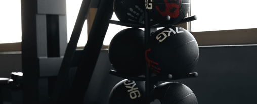 Medizinball Ständer & Ablagen online kaufen | im Kübler Sport Onlineshop Aufgeräumter Fitnessraum mit Medizinball Ständern und Ablagen zur sicheren und effizienten Aufbewahrung von Medizinbällen und Gewichtsbällen