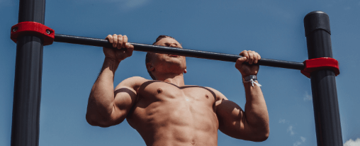 Fitnessbegeisterte trainieren mit Outdoor Klimmzugstange im Garten oder Fitnessbereich