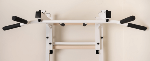 Klimmzugstange Sprossenwand online kaufen im Kübler Sport Onlineshop Fitnessbegeisterte nutzen eine Klimmzugstange an der Sprossenwand für vielseitiges Heimtraining und effektive Klimmzugübungen