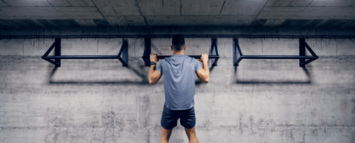 Klimmzugstange online kaufen für Ihr Krafttraining: Fitnessgeräte bei Kübler Sport Klimmzugstange für effektives Oberkörpertraining und Fitness im Home-Gym oder Studio