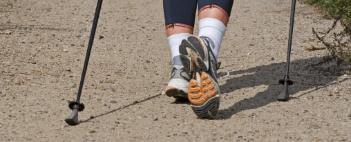 Fitnessbegeisterte nutzen Nordic Walking Gummipuffer auf Asphalt und Gelände zur Dämpfung und für optimalen Grip