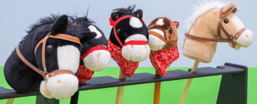 Hobby Horse online kaufen: Freizeitspaß für Kinder und Erwachsene im Kübler Sport Onlineshop Kinder und Erwachsene beim Freizeitspiel mit einem Hobby Horse auf einer Wiese