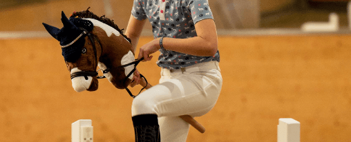 Kinder und Jugendliche beim Hobby Horsing mit Hobby Horses und Zubehör im Freizeitspiel