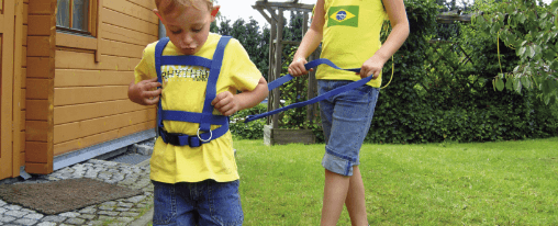 Pferdeleine für Kinder online kaufen: Freizeitspiele im Kübler Sport Onlineshop Kinder nutzen eine Pferdeleine beim Freizeitspiel im Garten oder Kindergarten
